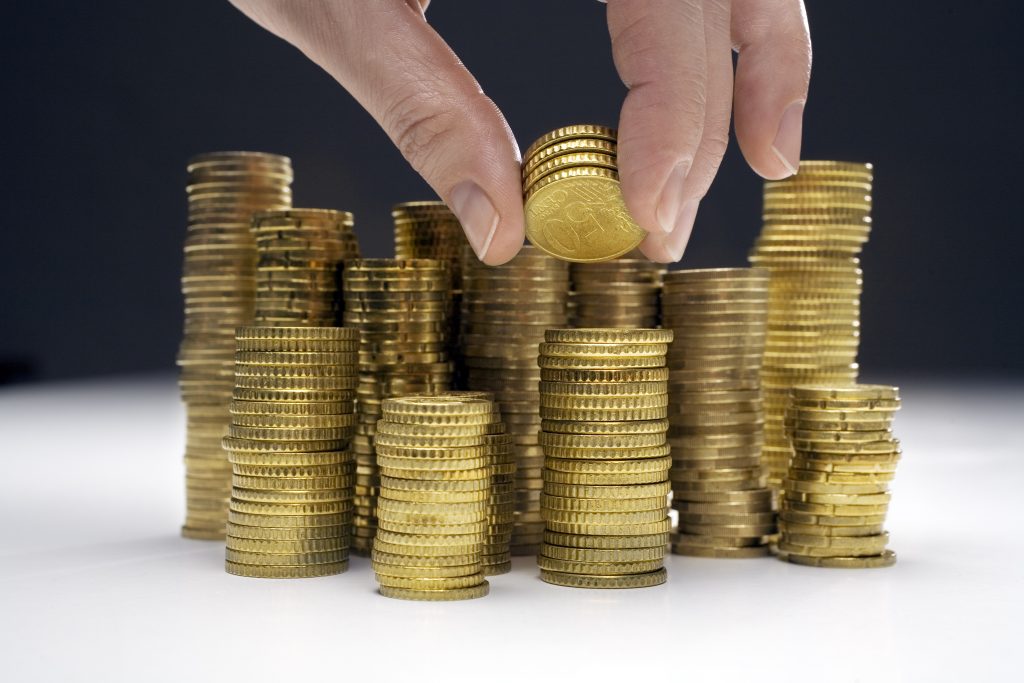 Monedas apiladas como símbolo de economía, inversión y negocios