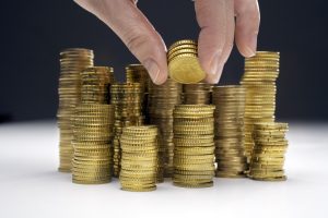 Monedas apiladas como símbolo de economía, inversión y negocios