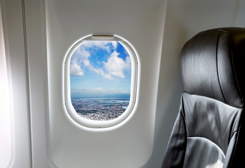 Vista desde la ventanilla de un avión para contenidos de turismo